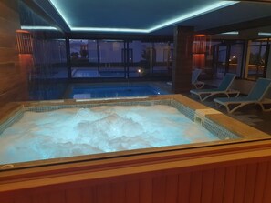 Inomhuspool och utomhuspool