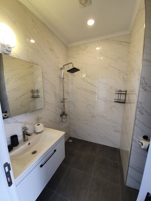 Secadora de cabello, bidet, toallas, jabón 