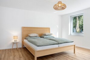 2 bedrooms, WiFi, bed sheets, wheelchair access