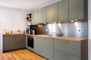 Fridge, oven, stovetop, dishwasher