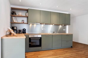 Fridge, oven, stovetop, dishwasher