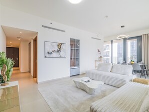Luxe appartement, balkon, uitzicht op de stad | Woonruimte | Een 55-inch smart-tv met digitale zenders