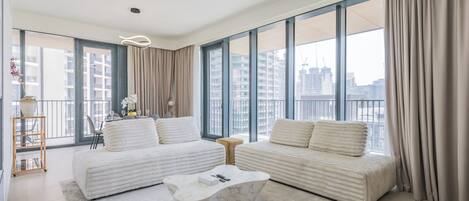 Apartament de luxe, balcó, vistes a la ciutat | Sala d'estar | Televisor intel·ligent de 55 polzades amb canals digitals