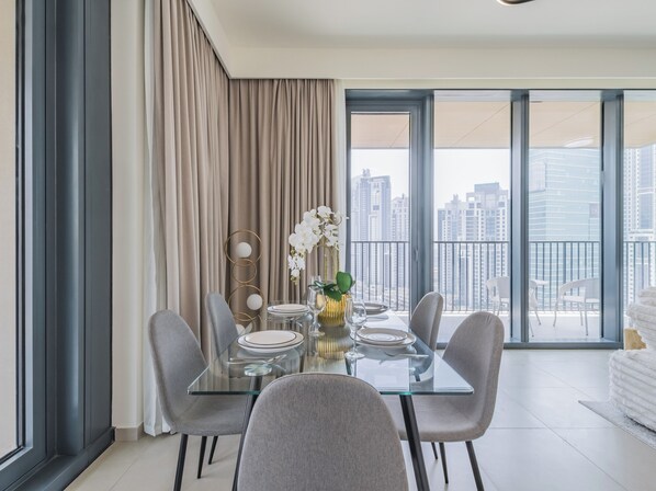 Departamento de lujo, balcón, vista a la ciudad | Servicio a la habitación