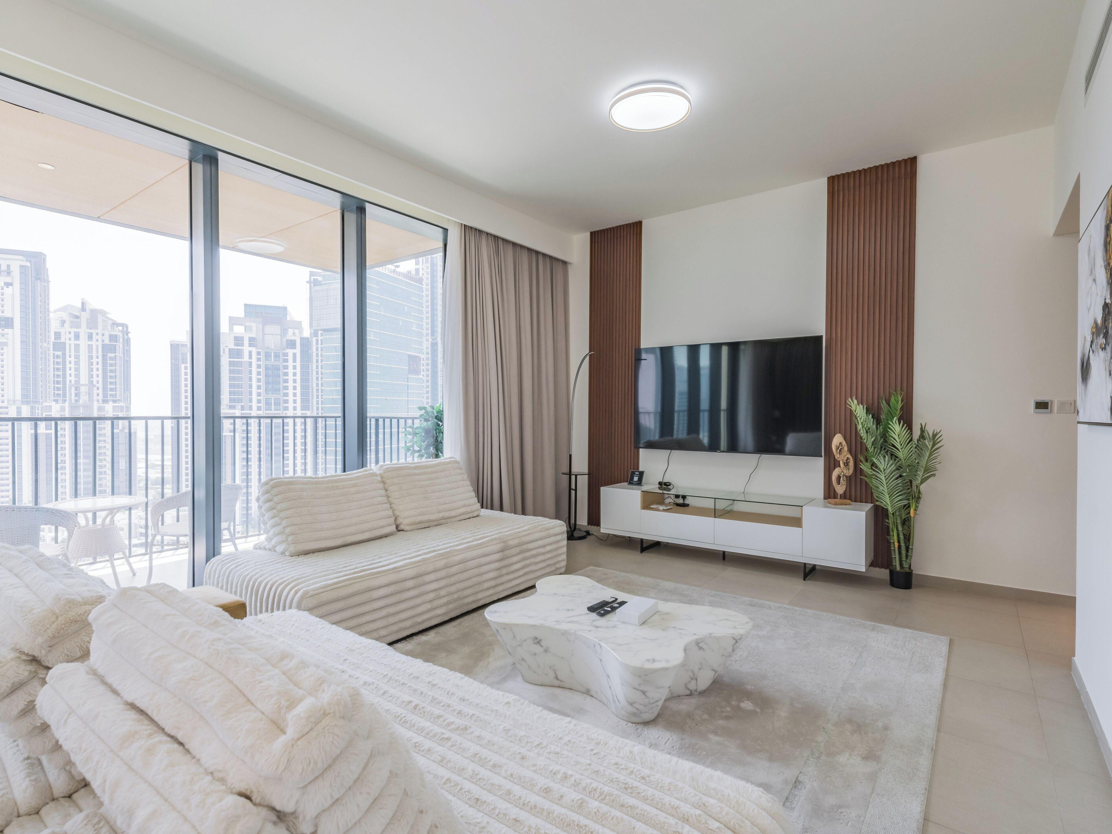 Apartemen Mewah, balkon, pemandangan kota | Area keluarga | Smart TV 55-inci dengan saluran TV digital