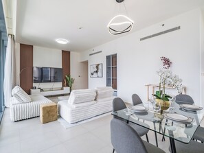 Appartement luxueux, balcon, vue sur la ville | Aire de séjour | Téléviseur connecté de 55 po avec télévision numérique