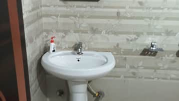 Deluxe Double Room, City View | Bathroom