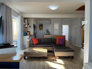 Smart TV, ping pong, books, stereo