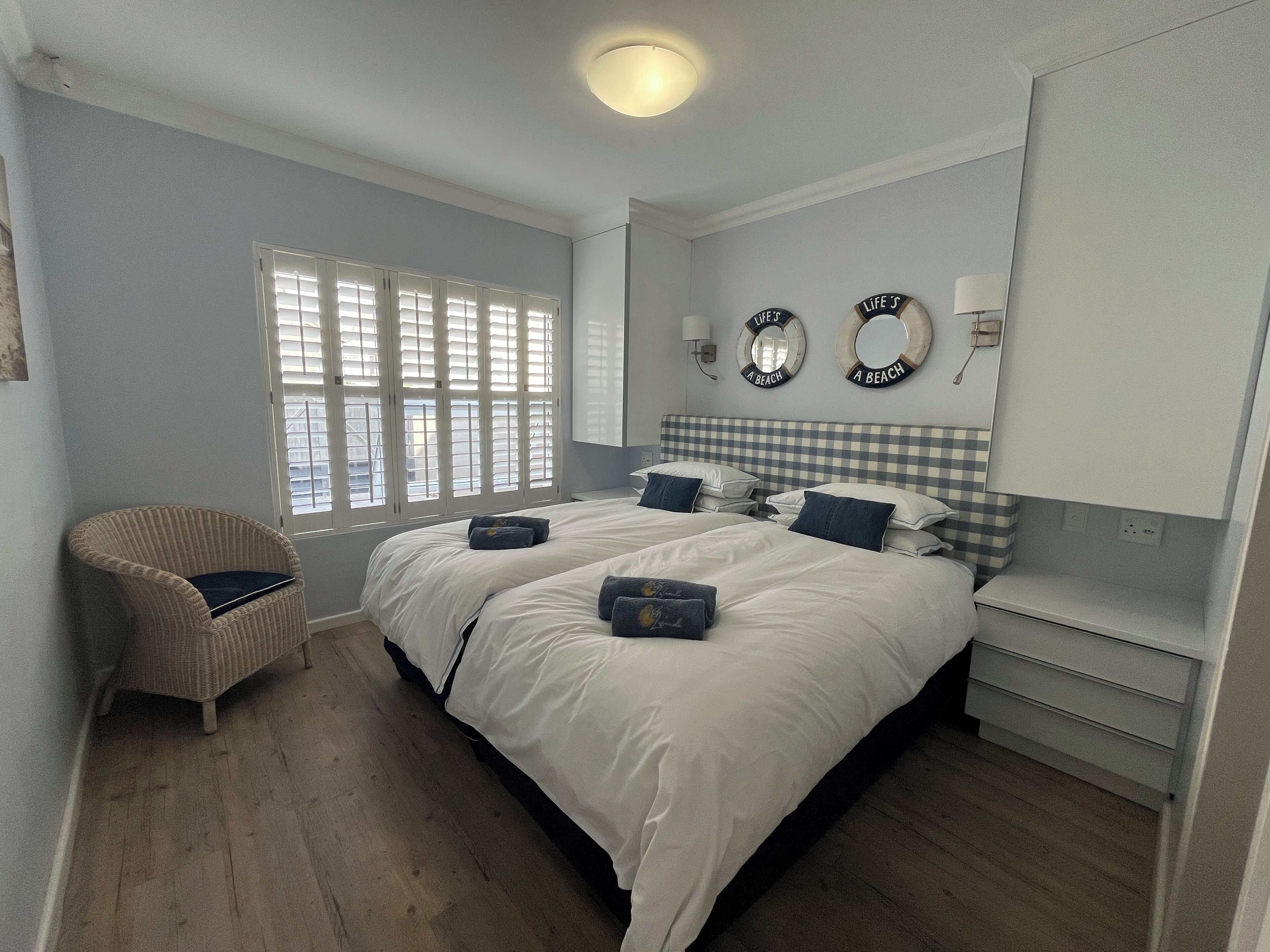 3 quartos, escrivaninha, ferros/tábuas de passar roupa