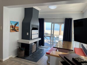 Smart TV, ping pong, books, stereo