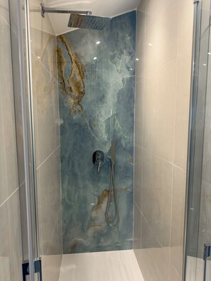 Ducha, secador de pelo, bidet, toallas