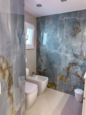 Shower, hair dryer, bidet, towels - Blue Suite La Perla Azzurra (Gaeta)