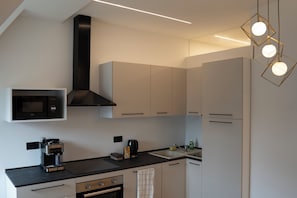 Deluxe Penthouse, City View | Private kitchen | Full-sized fridge, microwave, oven, stovetop