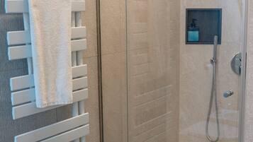Deluxe Studio | Bathroom | Shower, rainfall showerhead, free toiletries, hair dryer