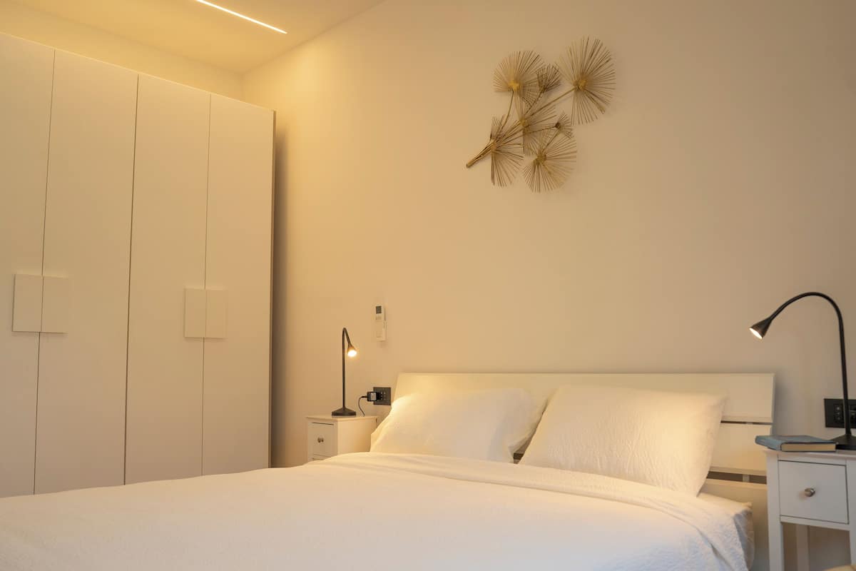 Deluxe Penthouse, City View | Cots/infant beds, free WiFi, bed sheets
