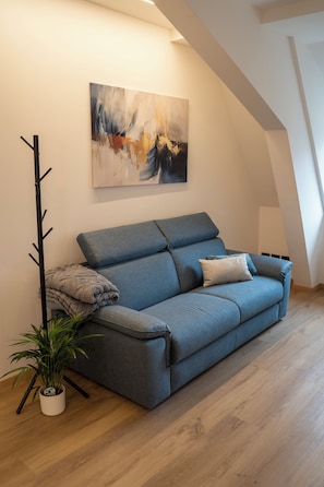 Deluxe Penthouse, City View | Living area | 40-inch Smart TV with digital channels