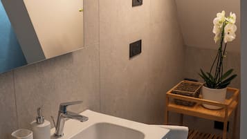 Deluxe Studio | Bathroom