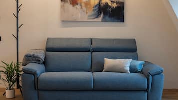 Deluxe-kattohuoneisto, kaupunkinäköala | Oleskelualue | 40–tuumainen äly-TV, jossa digitaalikanavat