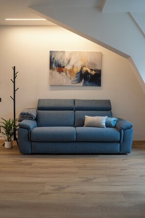 Deluxe Penthouse, City View | Living area | 40-inch Smart TV with digital channels