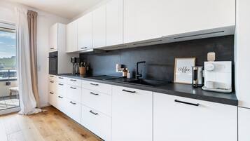 Fridge, oven, stovetop, dishwasher