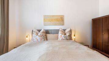 2 bedrooms, WiFi, bed sheets, wheelchair access