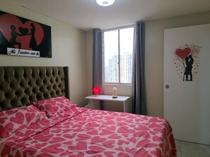 2 habitaciones, tabla de planchar con plancha y ropa de cama 