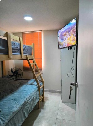 2 dormitoris, planxa i posts de planxar i roba de llit