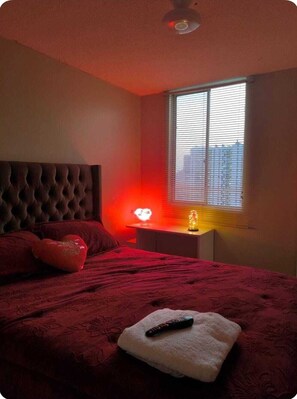 2 dormitoris, planxa i posts de planxar i roba de llit