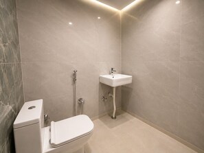 Shower, towels, soap, shampoo - Vimla Residency Hotel Near Prem Mandir (Vrindavan)
