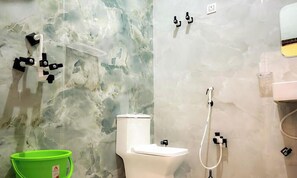 Deluxe Triple Room | Bathroom | Shower, towels, soap, shampoo - Vimla Residency Hotel Near Prem Mandir (Vrindavan)