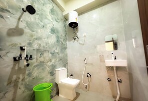 Deluxe-Doppelzimmer | Badezimmer | Dusche, Handtücher, Seife, Shampoo