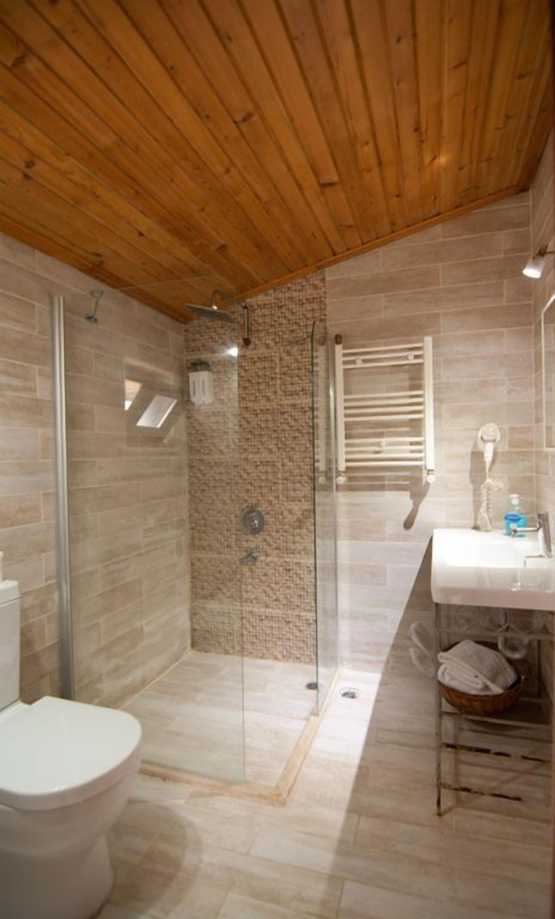 Quarto luxo, 1 cama King, para fumantes, vista para o jardim | Banheiro | Produtos de toalete grátis, secador de cabelo, chinelos 