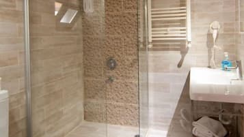 Chambre Deluxe, 1 très grand lit, fumeur, vue jardin | Salle de bain