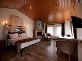 华丽客房, 1 张特大床, 吸烟房, 花园景观