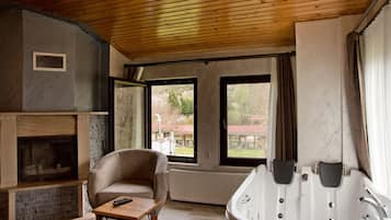 Deluxe Room, 1 King Bed, Smoking, Garden View