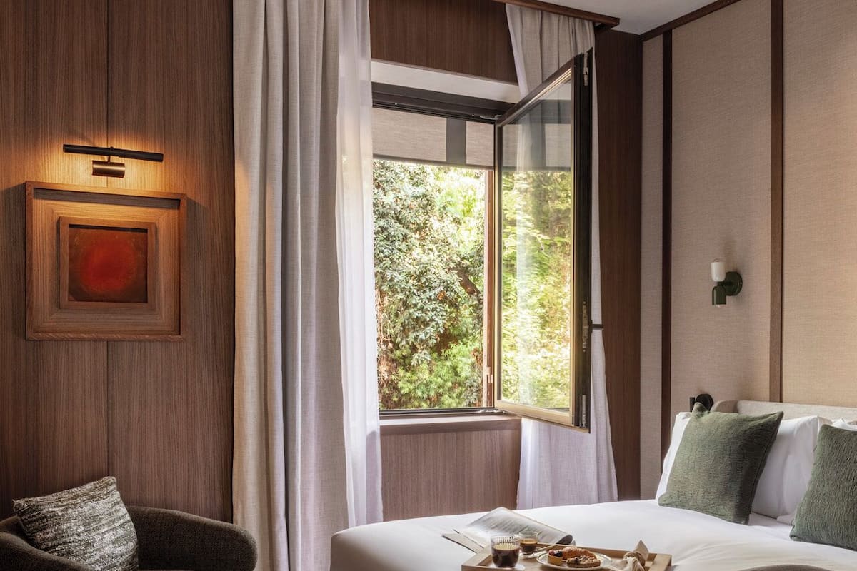 Deluxe Room | In-room safe, desk, laptop workspace, blackout drapes
