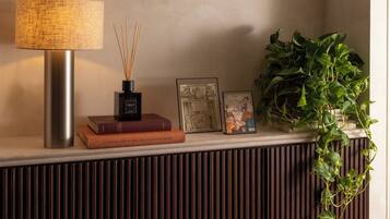 Deluxe-Zimmer, Blick auf den Innenhof | Minibar, Zimmersafe, Schreibtisch, laptopgeeigneter Arbeitsplatz