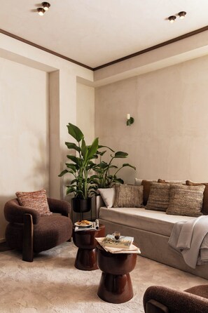 Suite | Minibar, brankas, meja kerja, dan ruang kerja ramah laptop