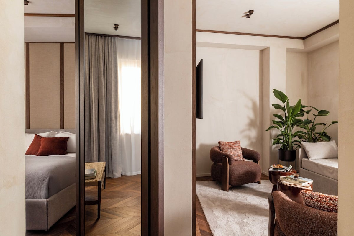 Suite | In-room safe, desk, laptop workspace, blackout drapes