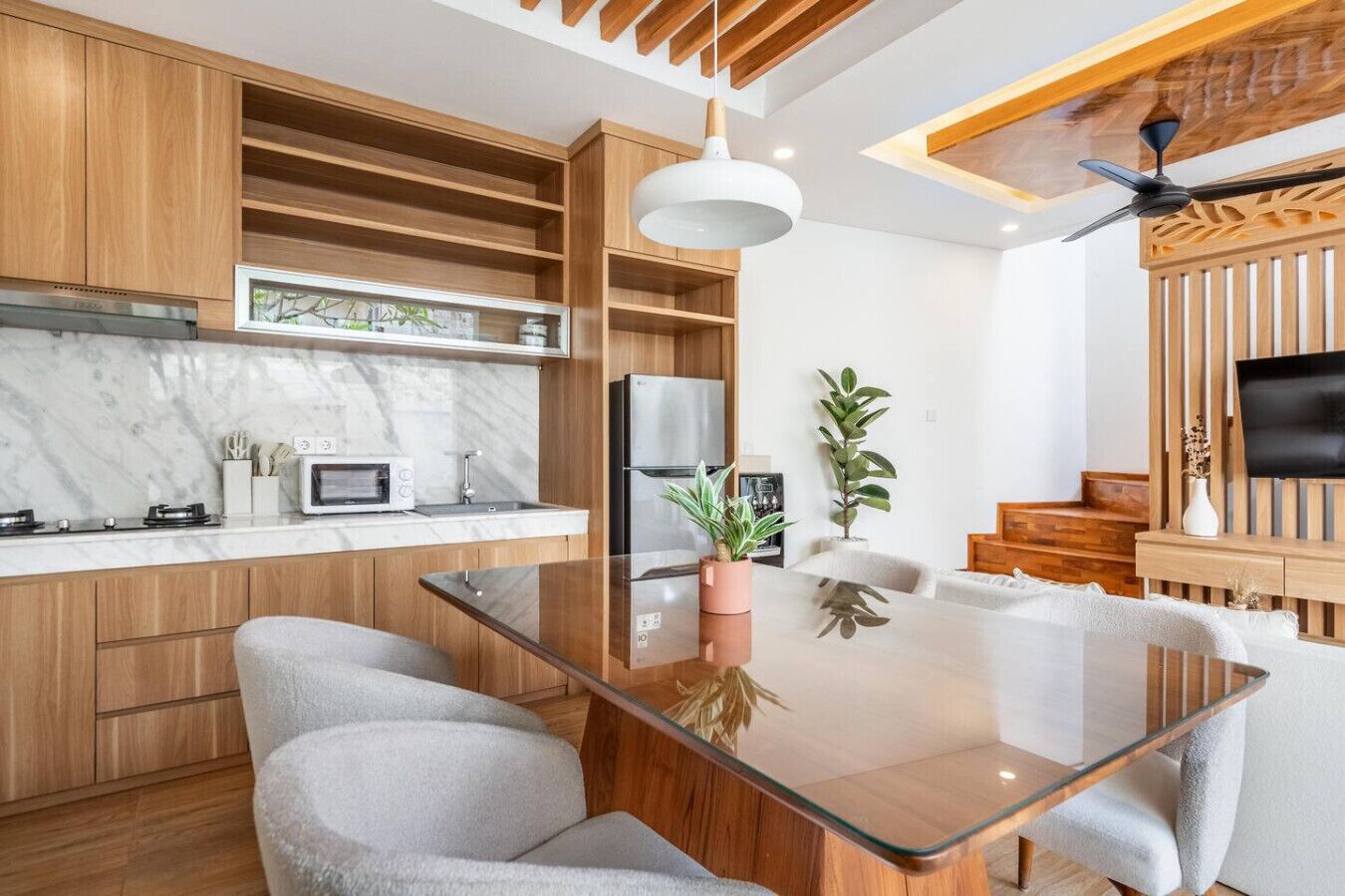 Kjøleskap, mikrobølgeovn, kokeplater og brødrister