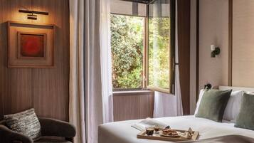 Deluxe Triple Room | Minibar, in-room safe, desk, laptop workspace