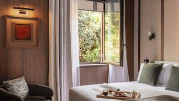 Suite | Minibar, in-room safe, desk, laptop workspace
