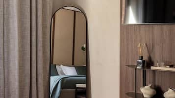 Deluxe Room | Minibar, in-room safe, desk, laptop workspace