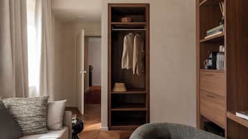 Suite | Minibar, caja de seguridad en la habitación y escritorio