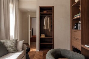 جناح | ميني بار وخزنة داخل الغرفة ومكتب ومساحة عمل للكمبيوتر المحمول