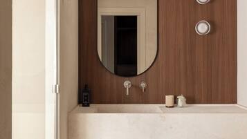 Camera Deluxe | Bagno | Set di cortesia gratuito, asciugacapelli, pantofole, asciugamani