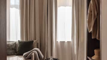 Deluxe Triple Room | Minibar, in-room safe, desk, laptop workspace