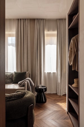 Habitación triple Deluxe | Minibar, caja fuerte, escritorio y espacio para trabajar con un portátil
