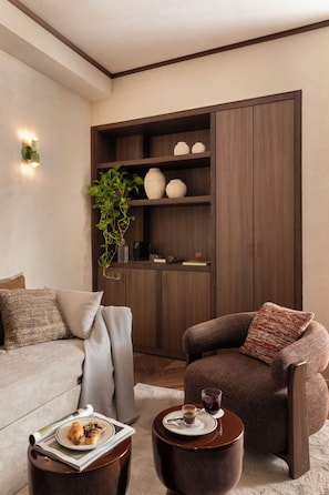 Suite, balcón | Área de sala de estar | Televisión LED de 48 pulgadas con canales vía satélite