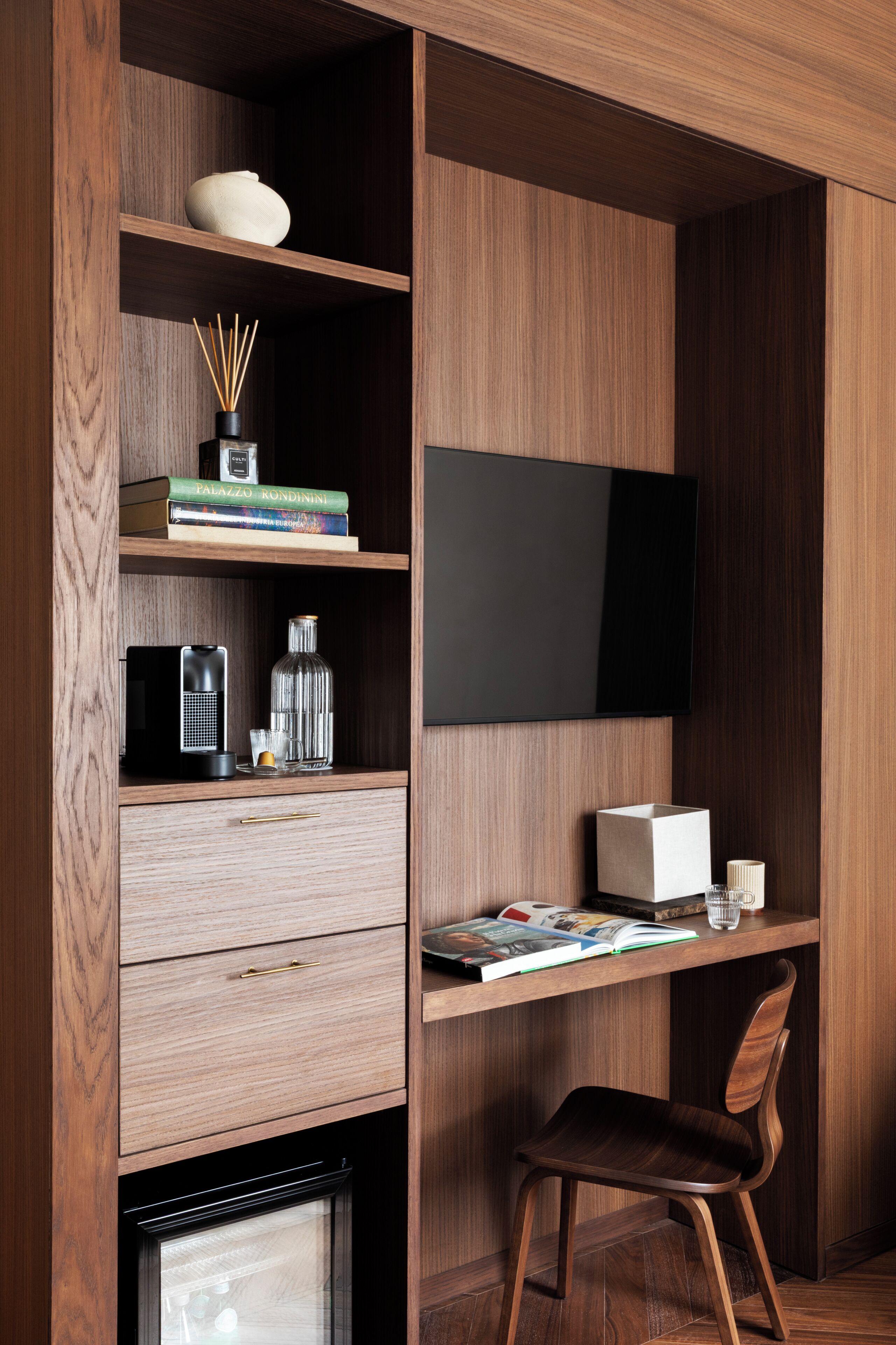 Suite | Living area | 48-inch LED TV with satellite channels